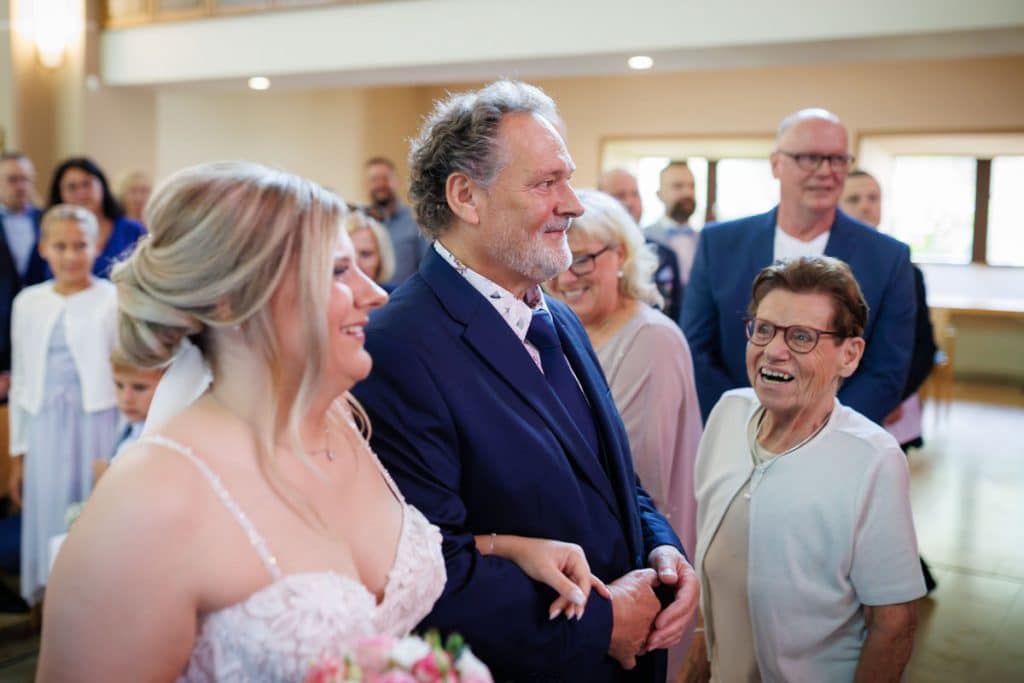 Emotionale kirchliche Trauung in Duisburg: Das Brautpaar gibt sich vor Familie und Freunden das Ja-Wort. Die festlich geschmückte Kirche, die bewegende Zeremonie und die vielen Details sorgen für unvergessliche Momente. Authentische Reportagefotos vom Hochzeitsfotograf Duisburg