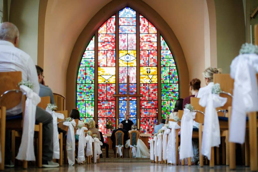 Emotionale kirchliche Trauung in Duisburg: Das Brautpaar gibt sich vor Familie und Freunden das Ja-Wort. Die festlich geschmückte Kirche, die bewegende Zeremonie und die vielen Details sorgen für unvergessliche Momente. Authentische Reportagefotos vom Hochzeitsfotograf Duisburg