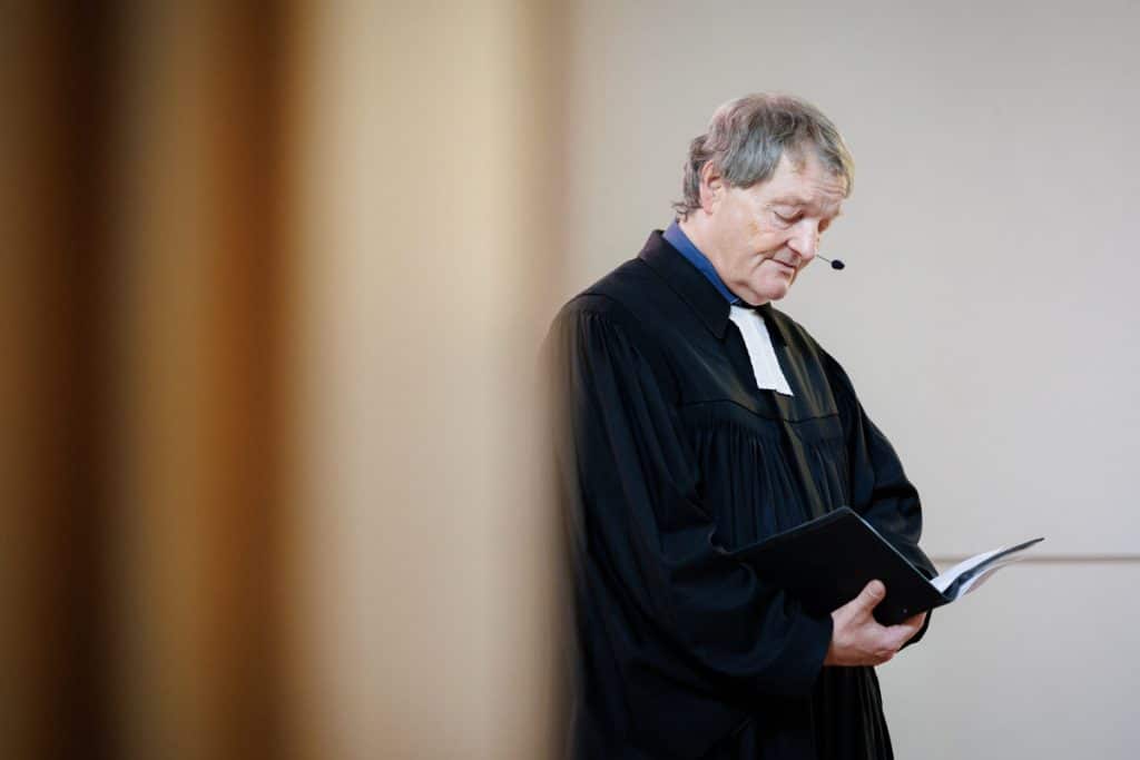 Emotionale kirchliche Trauung in Duisburg: Das Brautpaar gibt sich vor Familie und Freunden das Ja-Wort. Die festlich geschmückte Kirche, die bewegende Zeremonie und die vielen Details sorgen für unvergessliche Momente. Authentische Reportagefotos vom Hochzeitsfotograf Duisburg