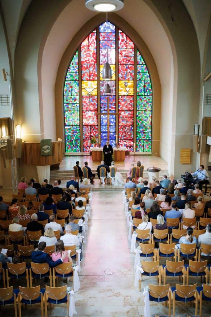 Emotionale kirchliche Trauung in Duisburg: Das Brautpaar gibt sich vor Familie und Freunden das Ja-Wort. Die festlich geschmückte Kirche, die bewegende Zeremonie und die vielen Details sorgen für unvergessliche Momente. Authentische Reportagefotos vom Hochzeitsfotograf Duisburg