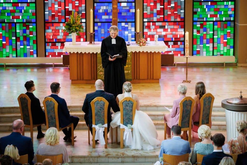 Emotionale kirchliche Trauung in Duisburg: Das Brautpaar gibt sich vor Familie und Freunden das Ja-Wort. Die festlich geschmückte Kirche, die bewegende Zeremonie und die vielen Details sorgen für unvergessliche Momente. Authentische Reportagefotos vom Hochzeitsfotograf Duisburg