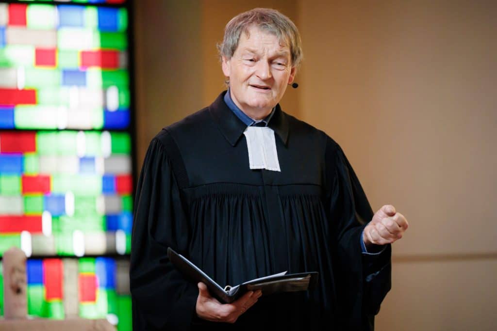 Emotionale kirchliche Trauung in Duisburg: Das Brautpaar gibt sich vor Familie und Freunden das Ja-Wort. Die festlich geschmückte Kirche, die bewegende Zeremonie und die vielen Details sorgen für unvergessliche Momente. Authentische Reportagefotos vom Hochzeitsfotograf Duisburg
