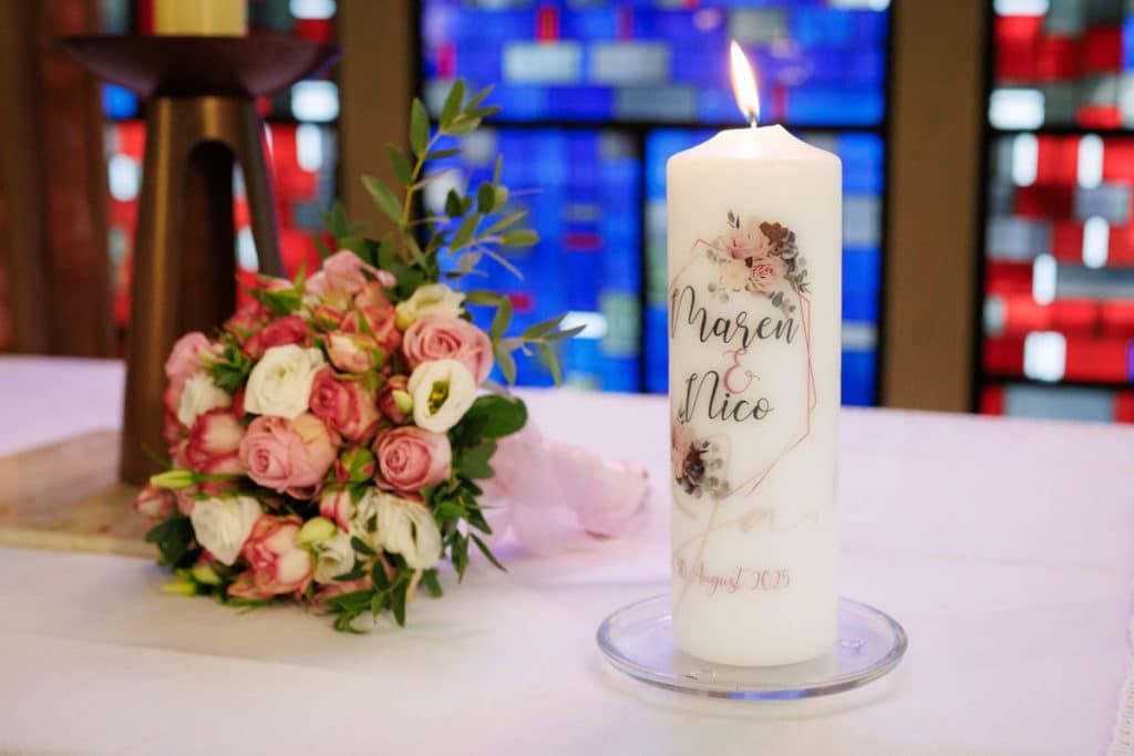 Emotionale kirchliche Trauung in Duisburg: Das Brautpaar gibt sich vor Familie und Freunden das Ja-Wort. Die festlich geschmückte Kirche, die bewegende Zeremonie und die vielen Details sorgen für unvergessliche Momente. Authentische Reportagefotos vom Hochzeitsfotograf Duisburg