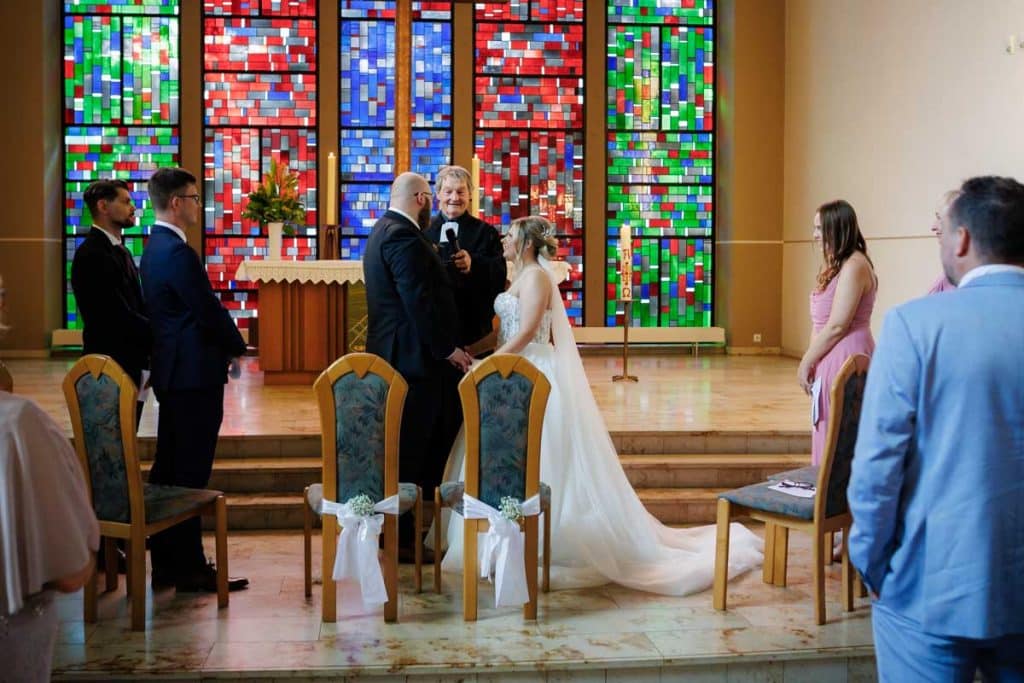 Emotionale kirchliche Trauung in Duisburg: Das Brautpaar gibt sich vor Familie und Freunden das Ja-Wort. Die festlich geschmückte Kirche, die bewegende Zeremonie und die vielen Details sorgen für unvergessliche Momente. Authentische Reportagefotos vom Hochzeitsfotograf Duisburg