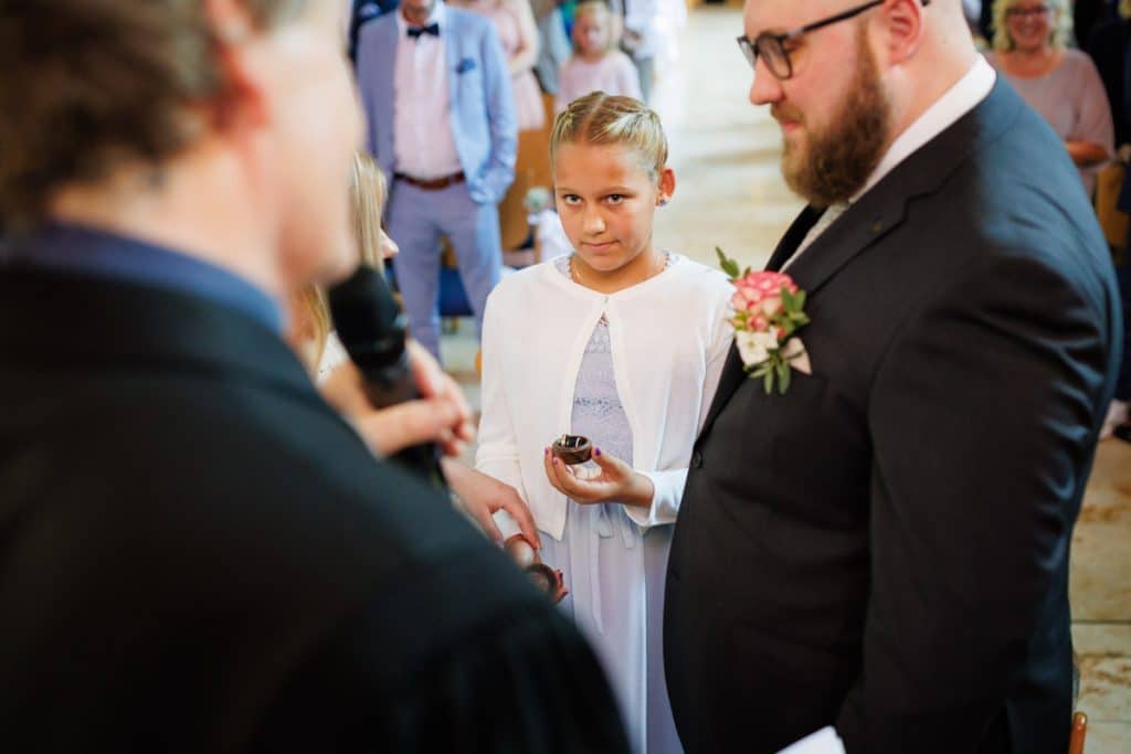 Emotionale kirchliche Trauung in Duisburg: Das Brautpaar gibt sich vor Familie und Freunden das Ja-Wort. Die festlich geschmückte Kirche, die bewegende Zeremonie und die vielen Details sorgen für unvergessliche Momente. Authentische Reportagefotos vom Hochzeitsfotograf Duisburg