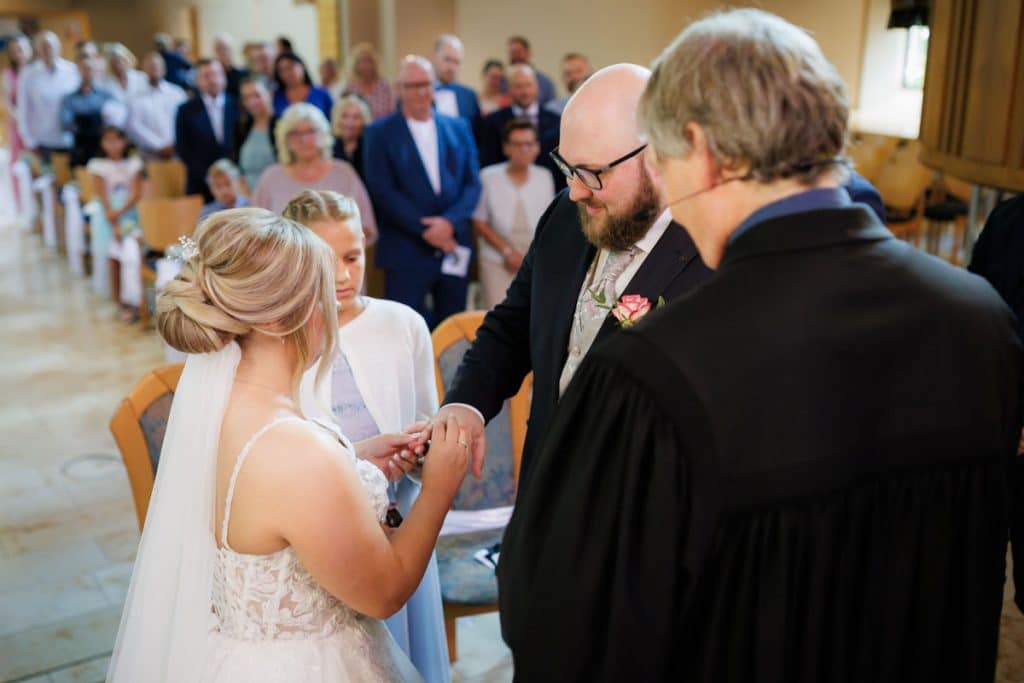 Emotionale kirchliche Trauung in Duisburg: Das Brautpaar gibt sich vor Familie und Freunden das Ja-Wort. Die festlich geschmückte Kirche, die bewegende Zeremonie und die vielen Details sorgen für unvergessliche Momente. Authentische Reportagefotos vom Hochzeitsfotograf Duisburg