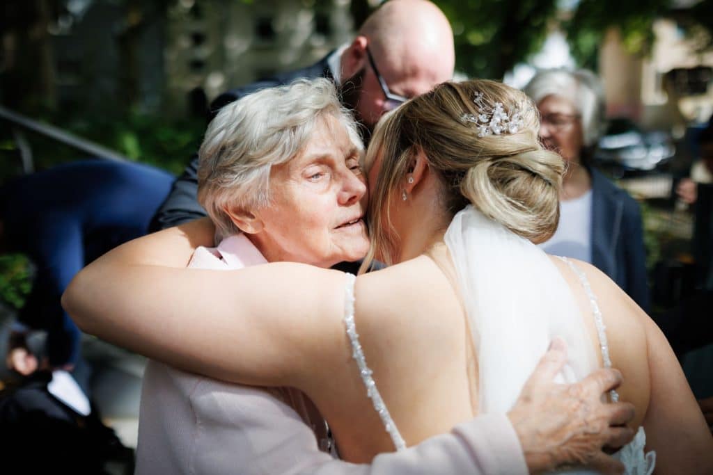 Emotionale kirchliche Trauung in Duisburg: Das Brautpaar gibt sich vor Familie und Freunden das Ja-Wort. Die festlich geschmückte Kirche, die bewegende Zeremonie und die vielen Details sorgen für unvergessliche Momente. Authentische Reportagefotos vom Hochzeitsfotograf Duisburg