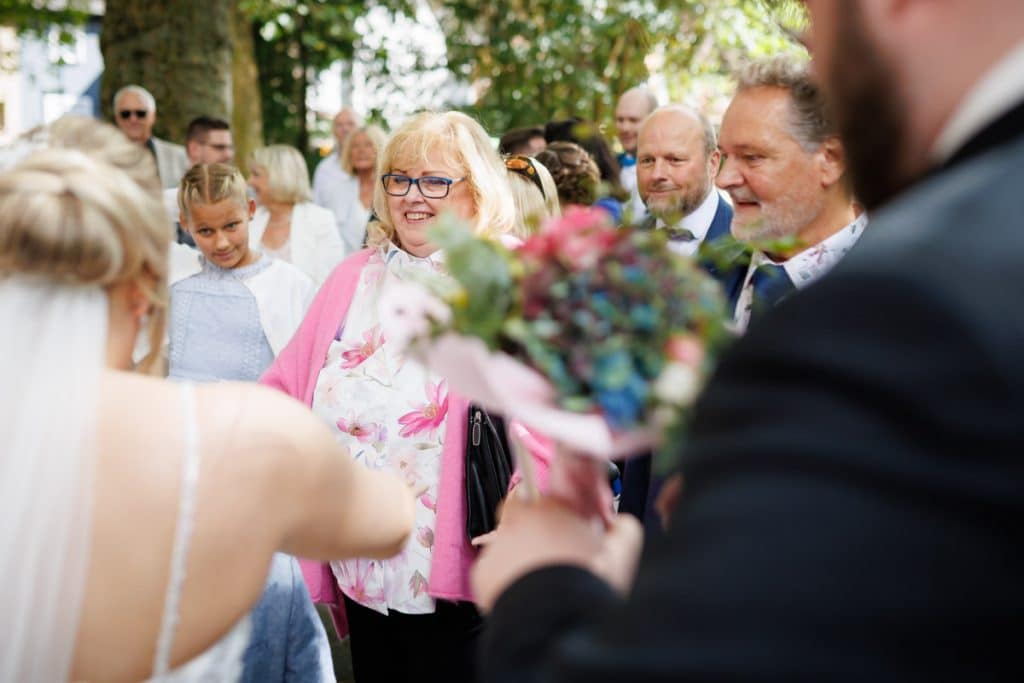 Emotionale kirchliche Trauung in Duisburg: Das Brautpaar gibt sich vor Familie und Freunden das Ja-Wort. Die festlich geschmückte Kirche, die bewegende Zeremonie und die vielen Details sorgen für unvergessliche Momente. Authentische Reportagefotos vom Hochzeitsfotograf Duisburg