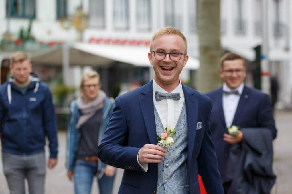 Emotionaler Moment bei der kirchlichen Trauung in der Evangelischen Kirche am Markt in Xanten: Das Brautpaar steht gemeinsam am Altar, die Braut im weißen Spitzenkleid mit Schleier, der Bräutigam im eleganten Anzug. Gäste verfolgen die Zeremonie aufmerksam in der festlich geschmückten Kirche. Dieses Foto zeigt die authentische Hochzeitsreportage vom Hochzeitsfotograf Xanten.