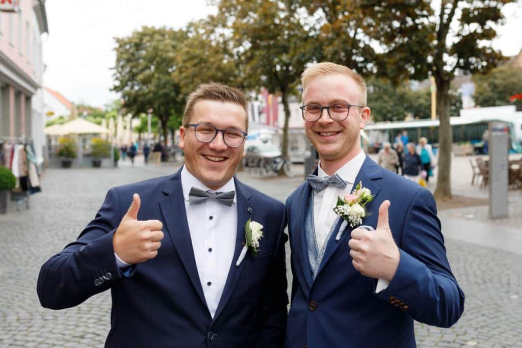Emotionaler Moment bei der kirchlichen Trauung in der Evangelischen Kirche am Markt in Xanten: Das Brautpaar steht gemeinsam am Altar, die Braut im weißen Spitzenkleid mit Schleier, der Bräutigam im eleganten Anzug. Gäste verfolgen die Zeremonie aufmerksam in der festlich geschmückten Kirche. Dieses Foto zeigt die authentische Hochzeitsreportage vom Hochzeitsfotograf Xanten.