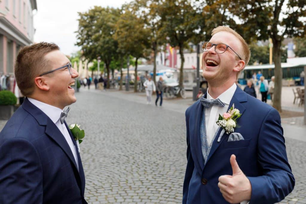Emotionaler Moment bei der kirchlichen Trauung in der Evangelischen Kirche am Markt in Xanten: Das Brautpaar steht gemeinsam am Altar, die Braut im weißen Spitzenkleid mit Schleier, der Bräutigam im eleganten Anzug. Gäste verfolgen die Zeremonie aufmerksam in der festlich geschmückten Kirche. Dieses Foto zeigt die authentische Hochzeitsreportage vom Hochzeitsfotograf Xanten.