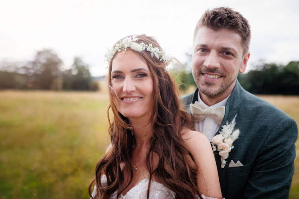 Romantisches Portraitshooting am Landgut Hochwald in Sonsbeck: Bei strahlendem Sonnenschein entstehen natürliche Aufnahmen im Grünen, später folgen stimmungsvolle Fotos im goldenen Licht des Sonnenuntergangs. Emotionale Hochzeitsfotos voller Wärme und Liebe, fotografiert vom Hochzeitsfotograf Niederrhein.
