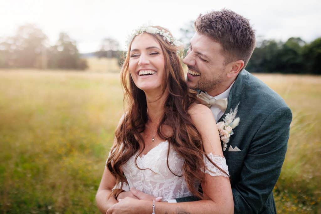 Romantisches Portraitshooting am Landgut Hochwald in Sonsbeck: Bei strahlendem Sonnenschein entstehen natürliche Aufnahmen im Grünen, später folgen stimmungsvolle Fotos im goldenen Licht des Sonnenuntergangs. Emotionale Hochzeitsfotos voller Wärme und Liebe, fotografiert vom Hochzeitsfotograf Niederrhein.