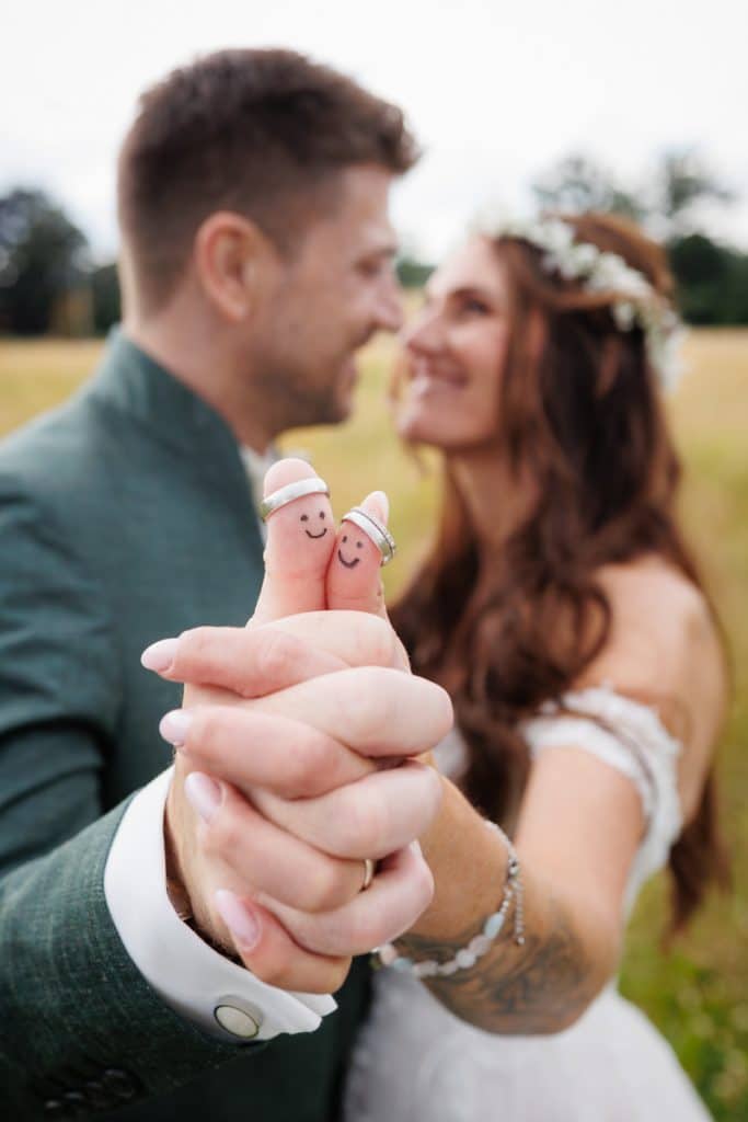 Romantisches Portraitshooting am Landgut Hochwald in Sonsbeck: Bei strahlendem Sonnenschein entstehen natürliche Aufnahmen im Grünen, später folgen stimmungsvolle Fotos im goldenen Licht des Sonnenuntergangs. Emotionale Hochzeitsfotos voller Wärme und Liebe, fotografiert vom Hochzeitsfotograf Niederrhein.