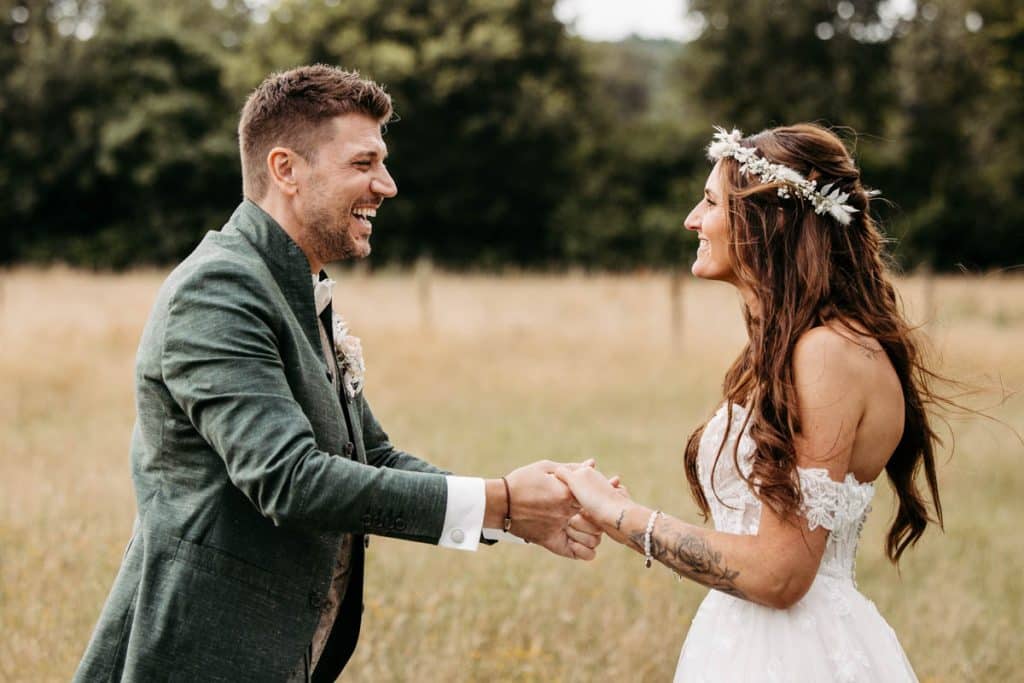 Romantisches Portraitshooting am Landgut Hochwald in Sonsbeck: Bei strahlendem Sonnenschein entstehen natürliche Aufnahmen im Grünen, später folgen stimmungsvolle Fotos im goldenen Licht des Sonnenuntergangs. Emotionale Hochzeitsfotos voller Wärme und Liebe, fotografiert vom Hochzeitsfotograf Niederrhein.