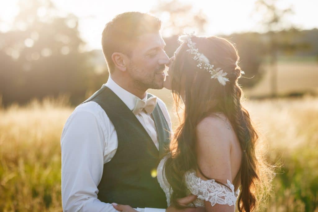 Romantisches Portraitshooting am Landgut Hochwald in Sonsbeck: Bei strahlendem Sonnenschein entstehen natürliche Aufnahmen im Grünen, später folgen stimmungsvolle Fotos im goldenen Licht des Sonnenuntergangs. Emotionale Hochzeitsfotos voller Wärme und Liebe, fotografiert vom Hochzeitsfotograf Niederrhein.