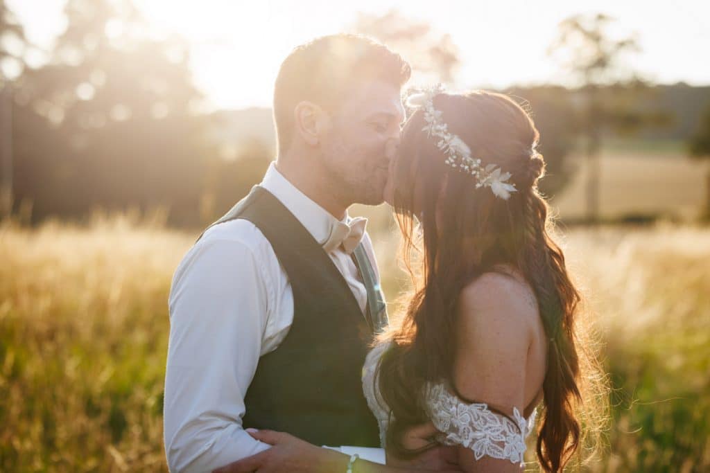 Romantisches Portraitshooting am Landgut Hochwald in Sonsbeck: Bei strahlendem Sonnenschein entstehen natürliche Aufnahmen im Grünen, später folgen stimmungsvolle Fotos im goldenen Licht des Sonnenuntergangs. Emotionale Hochzeitsfotos voller Wärme und Liebe, fotografiert vom Hochzeitsfotograf Niederrhein.