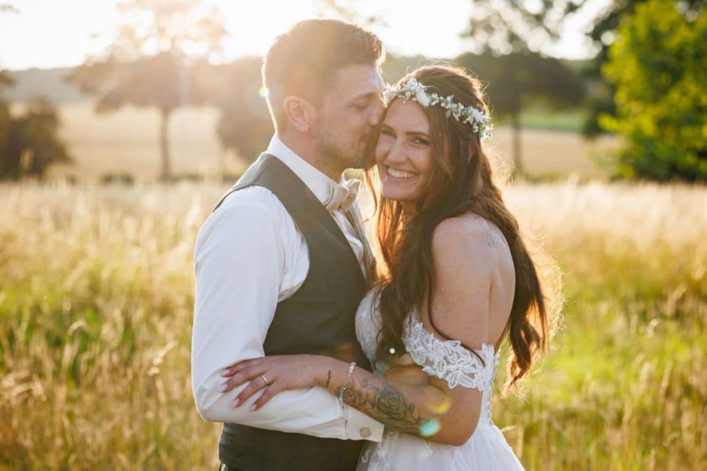 Romantisches Portraitshooting am Landgut Hochwald in Sonsbeck: Bei strahlendem Sonnenschein entstehen natürliche Aufnahmen im Grünen, später folgen stimmungsvolle Fotos im goldenen Licht des Sonnenuntergangs. Emotionale Hochzeitsfotos voller Wärme und Liebe, fotografiert vom Hochzeitsfotograf Niederrhein.