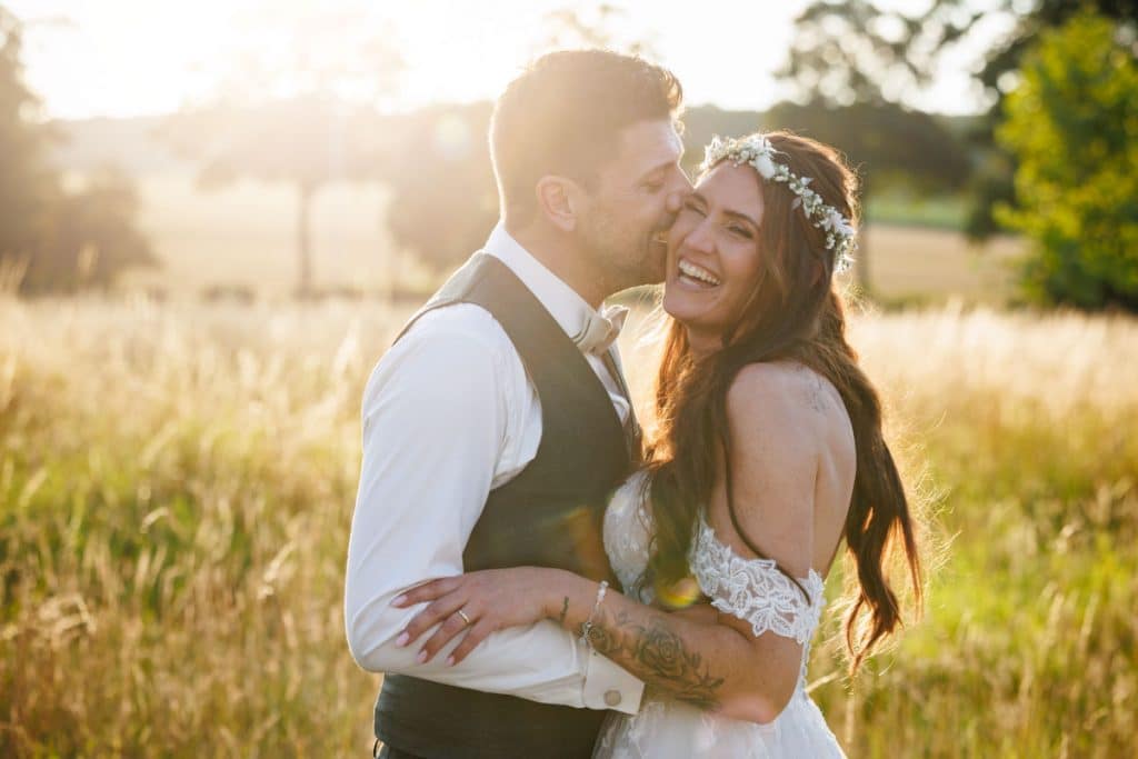 Romantisches Portraitshooting am Landgut Hochwald in Sonsbeck: Bei strahlendem Sonnenschein entstehen natürliche Aufnahmen im Grünen, später folgen stimmungsvolle Fotos im goldenen Licht des Sonnenuntergangs. Emotionale Hochzeitsfotos voller Wärme und Liebe, fotografiert vom Hochzeitsfotograf Niederrhein.