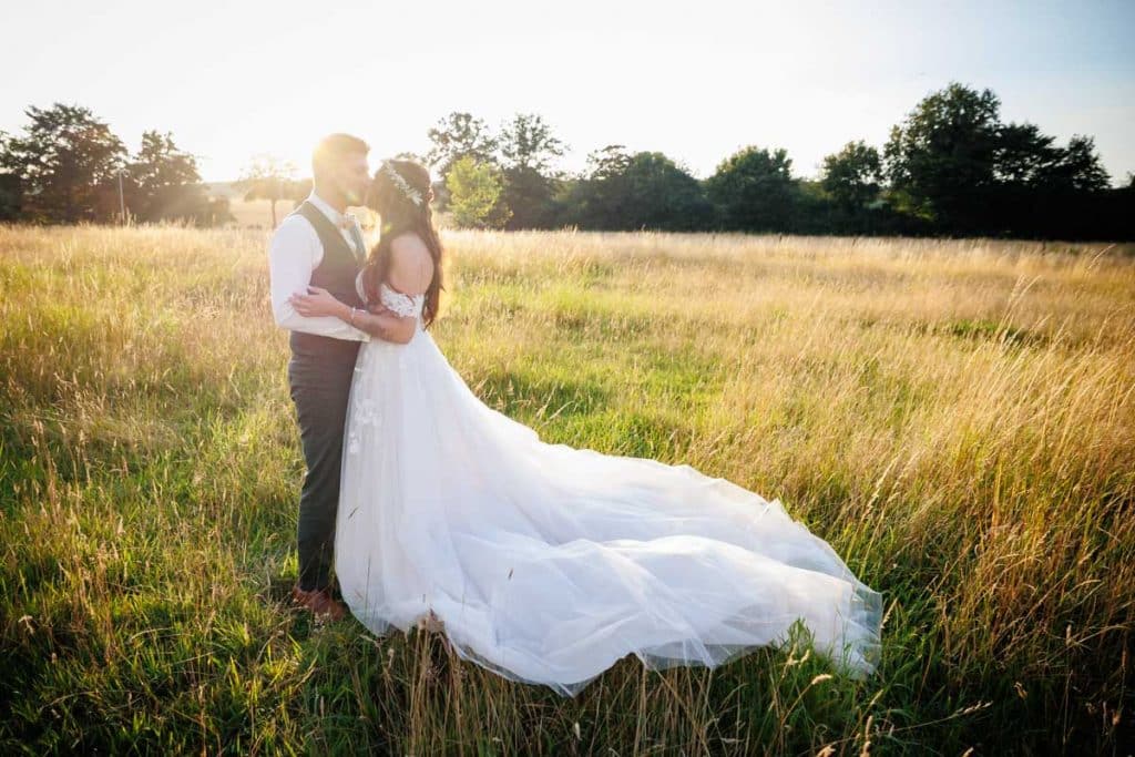 Romantisches Portraitshooting am Landgut Hochwald in Sonsbeck: Bei strahlendem Sonnenschein entstehen natürliche Aufnahmen im Grünen, später folgen stimmungsvolle Fotos im goldenen Licht des Sonnenuntergangs. Emotionale Hochzeitsfotos voller Wärme und Liebe, fotografiert vom Hochzeitsfotograf Niederrhein.