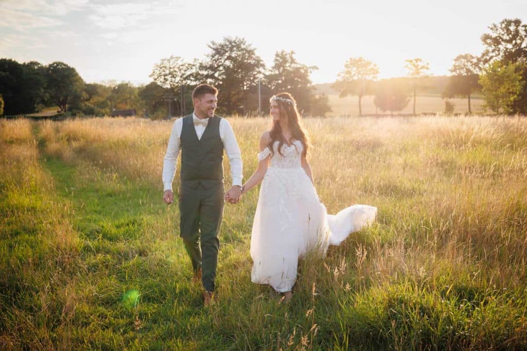 Romantisches Portraitshooting am Landgut Hochwald in Sonsbeck: Bei strahlendem Sonnenschein entstehen natürliche Aufnahmen im Grünen, später folgen stimmungsvolle Fotos im goldenen Licht des Sonnenuntergangs. Emotionale Hochzeitsfotos voller Wärme und Liebe, fotografiert vom Hochzeitsfotograf Niederrhein.