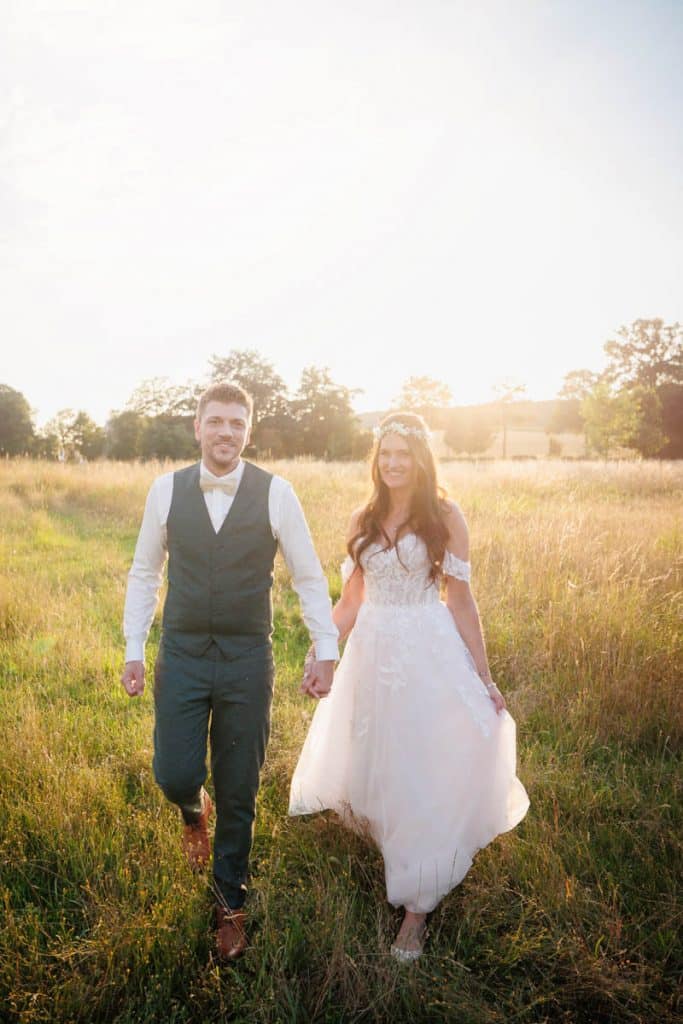 Romantisches Portraitshooting am Landgut Hochwald in Sonsbeck: Bei strahlendem Sonnenschein entstehen natürliche Aufnahmen im Grünen, später folgen stimmungsvolle Fotos im goldenen Licht des Sonnenuntergangs. Emotionale Hochzeitsfotos voller Wärme und Liebe, fotografiert vom Hochzeitsfotograf Niederrhein.