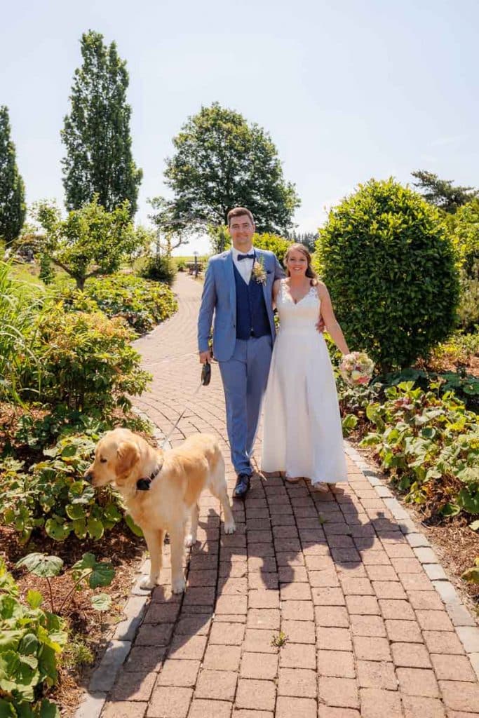 Romantisches Portraitshooting mit Hund und Diana und Hendrik im Grünen des Sauerlands. Die hügelige Landschaft, Wiesen und Felder boten eine malerische Kulisse für natürliche, emotionale Hochzeitsfotos. Authentische Aufnahmen voller Liebe und Glück, fotografiert vom Hochzeitsfotograf Sauerland.
