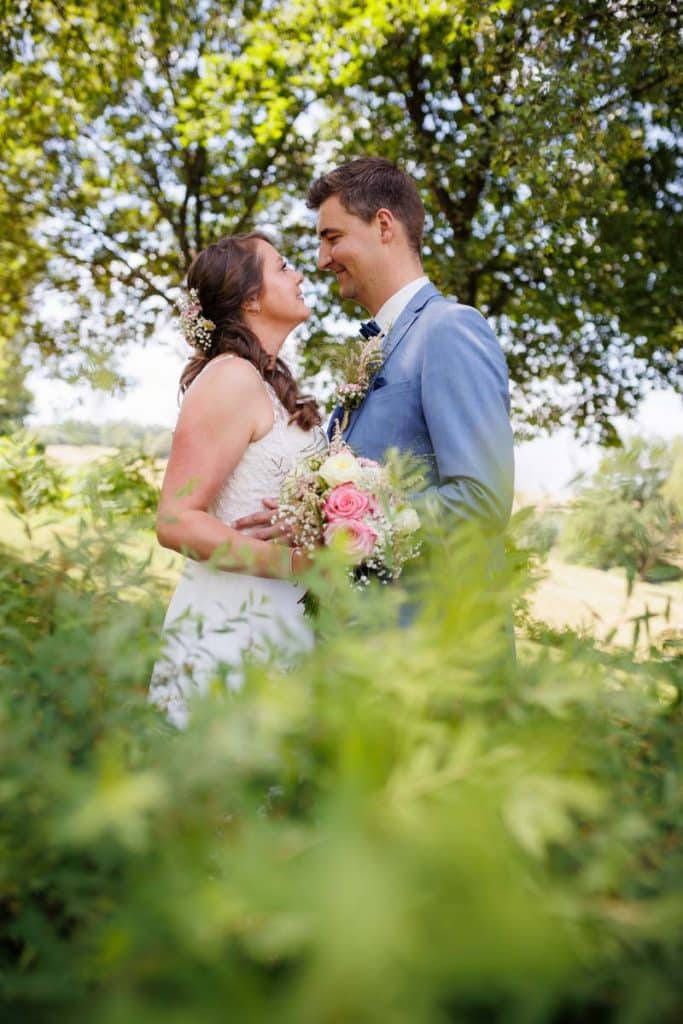 Romantisches Portraitshooting mit Diana und Hendrik im Grünen des Sauerlands. Die hügelige Landschaft, Wiesen und Felder boten eine malerische Kulisse für natürliche, emotionale Hochzeitsfotos. Authentische Aufnahmen voller Liebe und Glück, fotografiert vom Hochzeitsfotograf Sauerland.