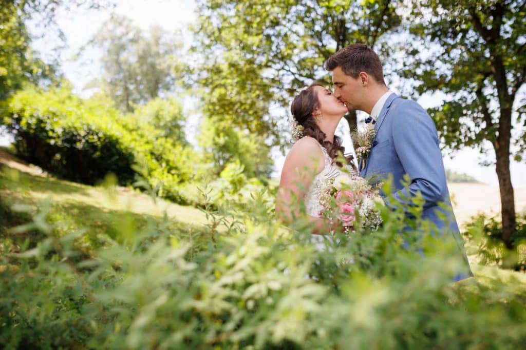Romantisches Portraitshooting mit Diana und Hendrik im Grünen des Sauerlands. Die hügelige Landschaft, Wiesen und Felder boten eine malerische Kulisse für natürliche, emotionale Hochzeitsfotos. Authentische Aufnahmen voller Liebe und Glück, fotografiert vom Hochzeitsfotograf Sauerland.