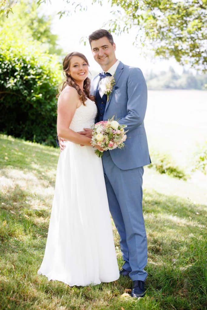 Romantisches Portraitshooting mit Diana und Hendrik im Grünen des Sauerlands. Die hügelige Landschaft, Wiesen und Felder boten eine malerische Kulisse für natürliche, emotionale Hochzeitsfotos. Authentische Aufnahmen voller Liebe und Glück, fotografiert vom Hochzeitsfotograf Sauerland.