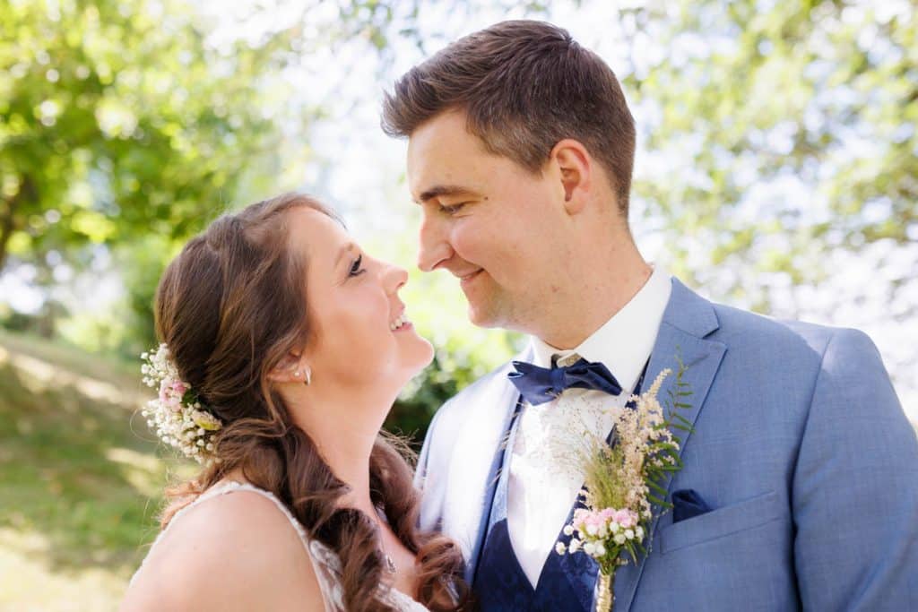 Romantisches Portraitshooting mit Diana und Hendrik im Grünen des Sauerlands. Die hügelige Landschaft, Wiesen und Felder boten eine malerische Kulisse für natürliche, emotionale Hochzeitsfotos. Authentische Aufnahmen voller Liebe und Glück, fotografiert vom Hochzeitsfotograf Sauerland.