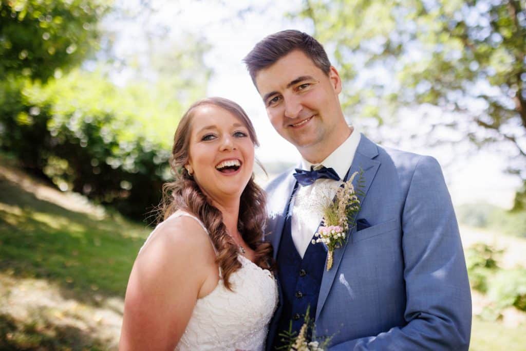 Romantisches Portraitshooting mit Diana und Hendrik im Grünen des Sauerlands. Die hügelige Landschaft, Wiesen und Felder boten eine malerische Kulisse für natürliche, emotionale Hochzeitsfotos. Authentische Aufnahmen voller Liebe und Glück, fotografiert vom Hochzeitsfotograf Sauerland.
