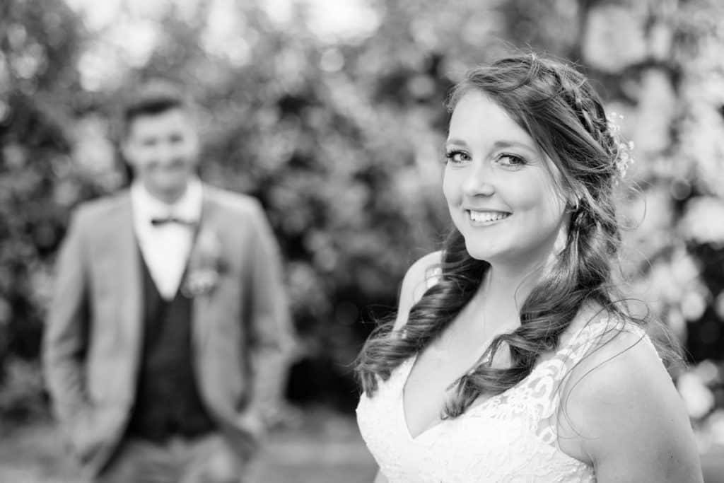 Romantisches Portraitshooting mit Diana und Hendrik im Grünen des Sauerlands. Die hügelige Landschaft, Wiesen und Felder boten eine malerische Kulisse für natürliche, emotionale Hochzeitsfotos. Authentische Aufnahmen voller Liebe und Glück, fotografiert vom Hochzeitsfotograf Sauerland.