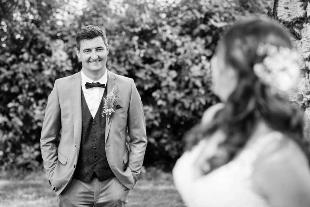 Romantisches Portraitshooting mit Diana und Hendrik im Grünen des Sauerlands. Die hügelige Landschaft, Wiesen und Felder boten eine malerische Kulisse für natürliche, emotionale Hochzeitsfotos. Authentische Aufnahmen voller Liebe und Glück, fotografiert vom Hochzeitsfotograf Sauerland.