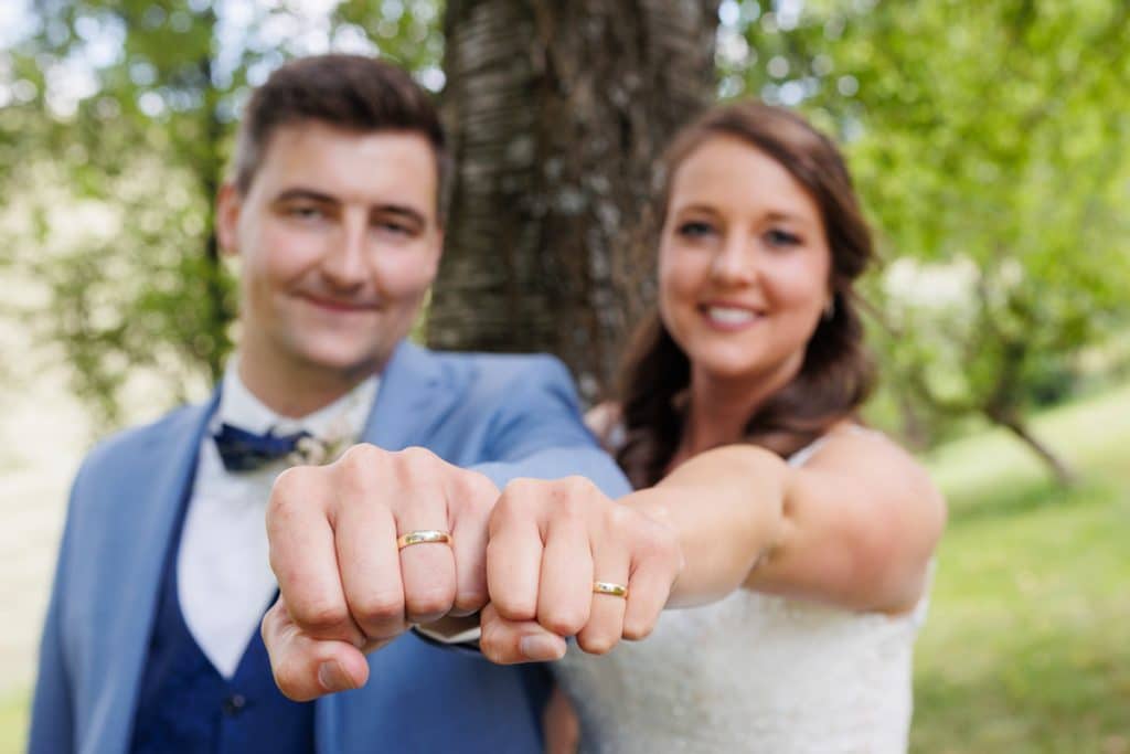 Romantisches Portraitshooting mit Diana und Hendrik im Grünen des Sauerlands. Die hügelige Landschaft, Wiesen und Felder boten eine malerische Kulisse für natürliche, emotionale Hochzeitsfotos. Authentische Aufnahmen voller Liebe und Glück, fotografiert vom Hochzeitsfotograf Sauerland.