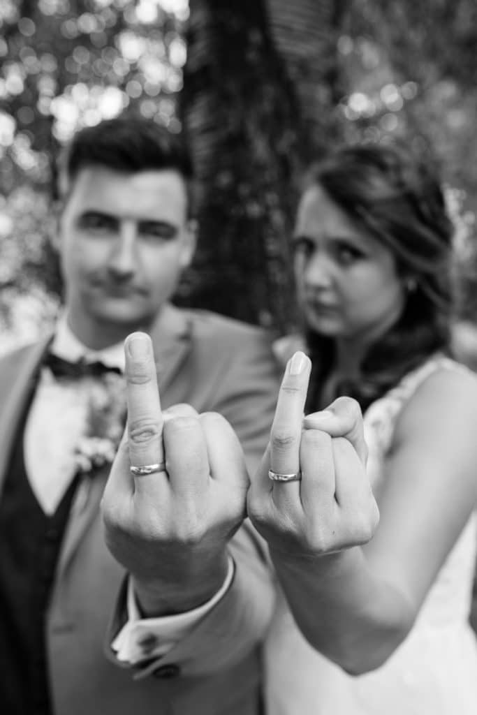Romantisches Portraitshooting mit Diana und Hendrik im Grünen des Sauerlands. Die hügelige Landschaft, Wiesen und Felder boten eine malerische Kulisse für natürliche, emotionale Hochzeitsfotos. Authentische Aufnahmen voller Liebe und Glück, fotografiert vom Hochzeitsfotograf Sauerland.