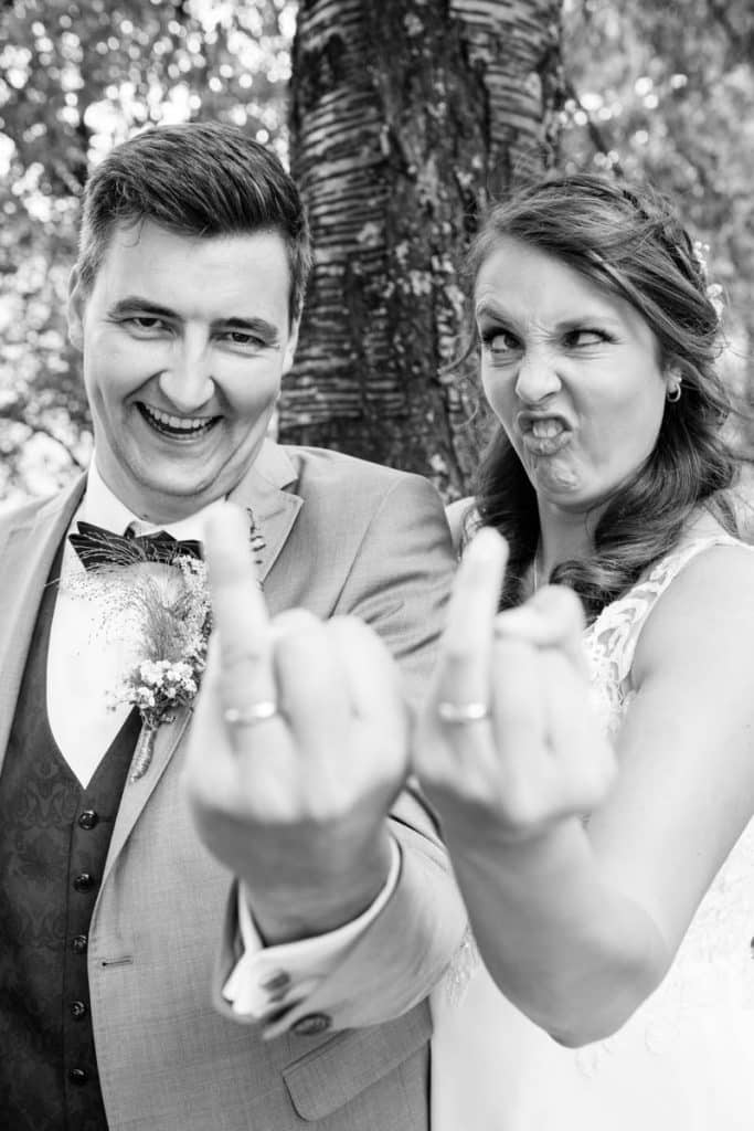Romantisches Portraitshooting mit Diana und Hendrik im Grünen des Sauerlands. Die hügelige Landschaft, Wiesen und Felder boten eine malerische Kulisse für natürliche, emotionale Hochzeitsfotos. Authentische Aufnahmen voller Liebe und Glück, fotografiert vom Hochzeitsfotograf Sauerland.