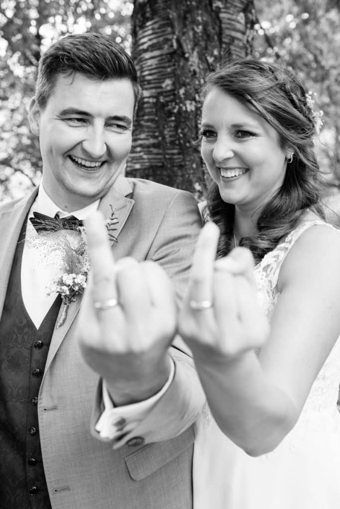 Romantisches Portraitshooting mit Diana und Hendrik im Grünen des Sauerlands. Die hügelige Landschaft, Wiesen und Felder boten eine malerische Kulisse für natürliche, emotionale Hochzeitsfotos. Authentische Aufnahmen voller Liebe und Glück, fotografiert vom Hochzeitsfotograf Sauerland.