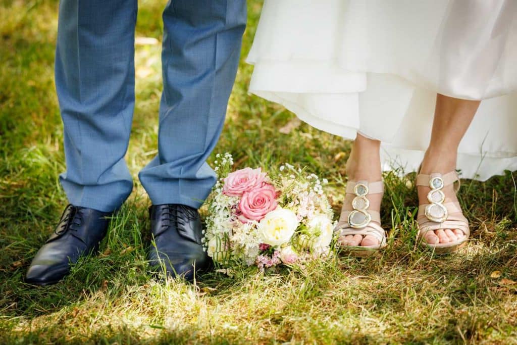 Romantisches Portraitshooting mit Diana und Hendrik im Grünen des Sauerlands. Die hügelige Landschaft, Wiesen und Felder boten eine malerische Kulisse für natürliche, emotionale Hochzeitsfotos. Authentische Aufnahmen voller Liebe und Glück, fotografiert vom Hochzeitsfotograf Sauerland.