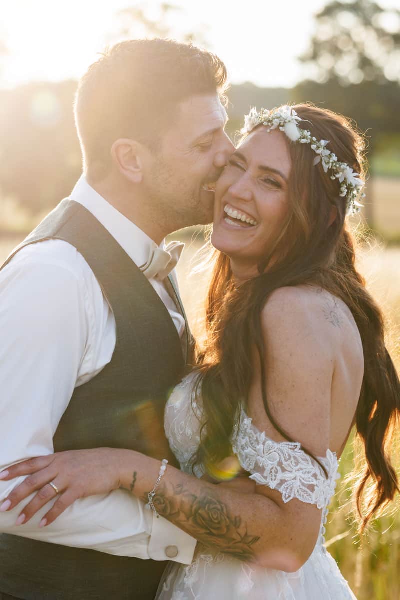 Romantisches Portraitshooting am Landgut Hochwald in Sonsbeck: Bei strahlendem Sonnenschein entstehen natürliche Aufnahmen im Grünen, später folgen stimmungsvolle Fotos im goldenen Licht des Sonnenuntergangs. Emotionale Hochzeitsfotos voller Wärme und Liebe, fotografiert vom Hochzeitsfotograf Niederrhein.
