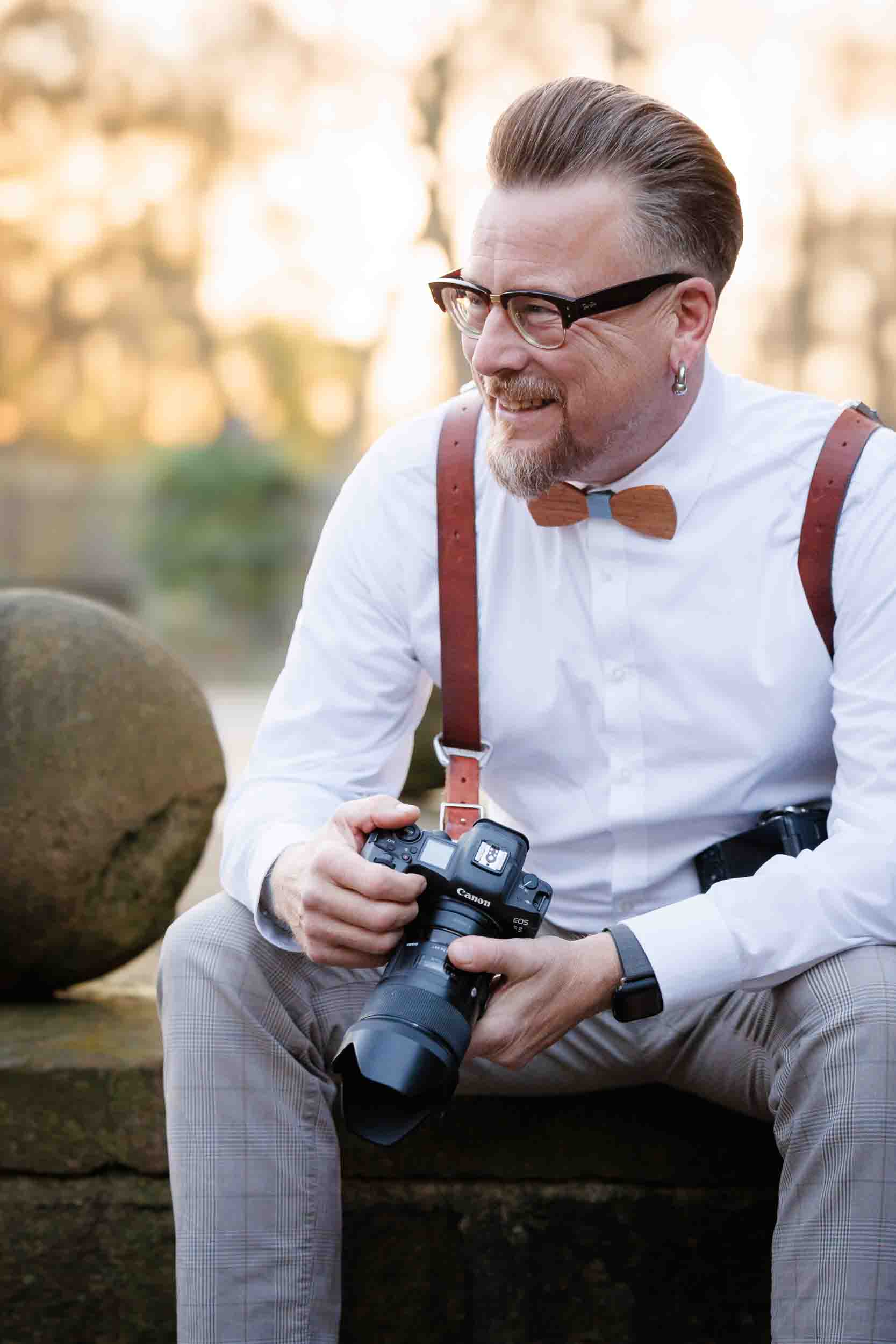 Portrait von Hochzeitsfotograf Martin Valk aus Duisburg mit Kamera in der Hand.