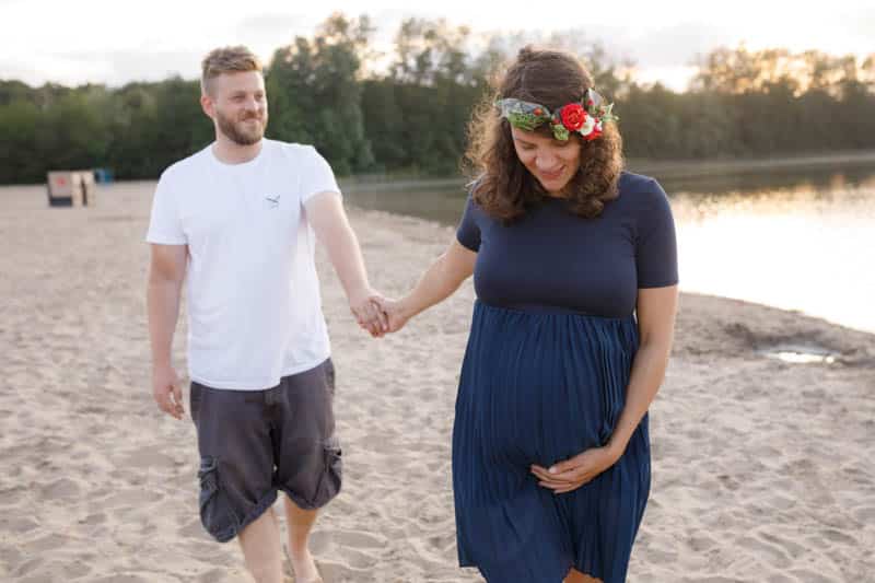 Babybauchshooting in der Natur: Emotionale und natürliche Schwangerschaftsfotos, fotografiert von Fotograf Martin Valk in Dinslaken und in Duisburg.
