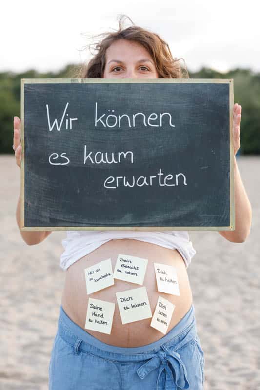 Babybauchshooting in der Natur: Emotionale und natürliche Schwangerschaftsfotos, fotografiert von Fotograf Martin Valk in Dinslaken und in Duisburg.