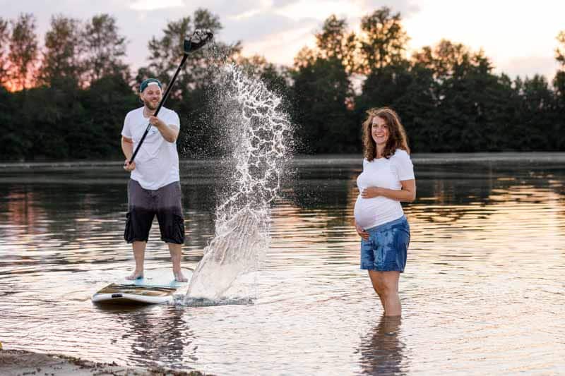 Babybauchshooting in der Natur: Emotionale und natürliche Schwangerschaftsfotos, fotografiert von Fotograf Martin Valk in Dinslaken und in Duisburg.