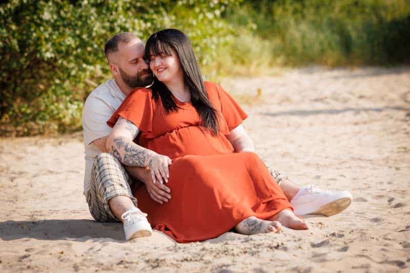 Babybauchshooting in der Natur: Emotionale und natürliche Schwangerschaftsfotos, fotografiert von Fotograf Martin Valk in Dinslaken und in Duisburg.