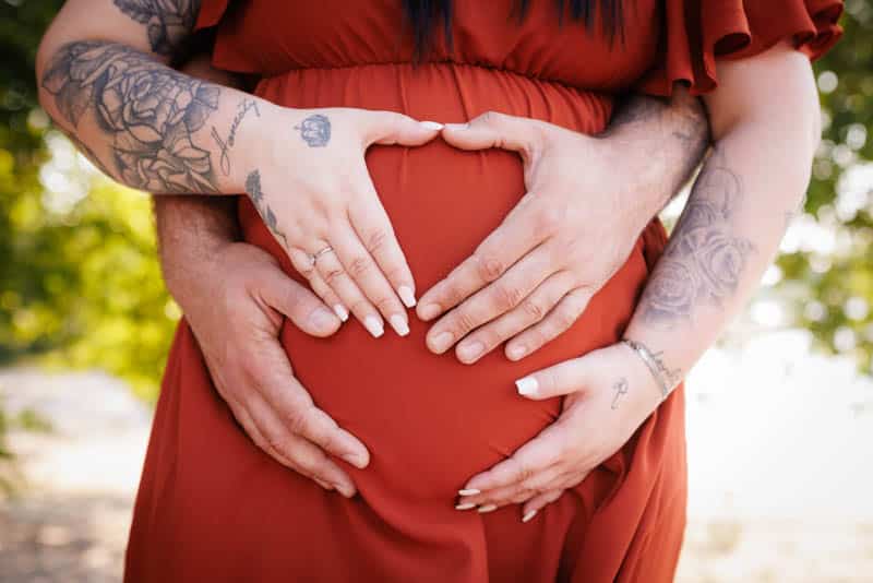 Babybauchshooting in der Natur: Emotionale und natürliche Schwangerschaftsfotos, fotografiert von Fotograf Martin Valk in Dinslaken und in Duisburg.