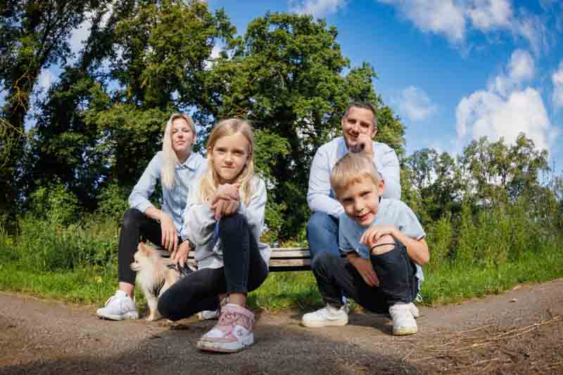 Familienshooting in der Natur: Emotionale und natürliche Familienfotos, fotografiert von Fotograf Martin Valk in Dinslaken und Duisburg.