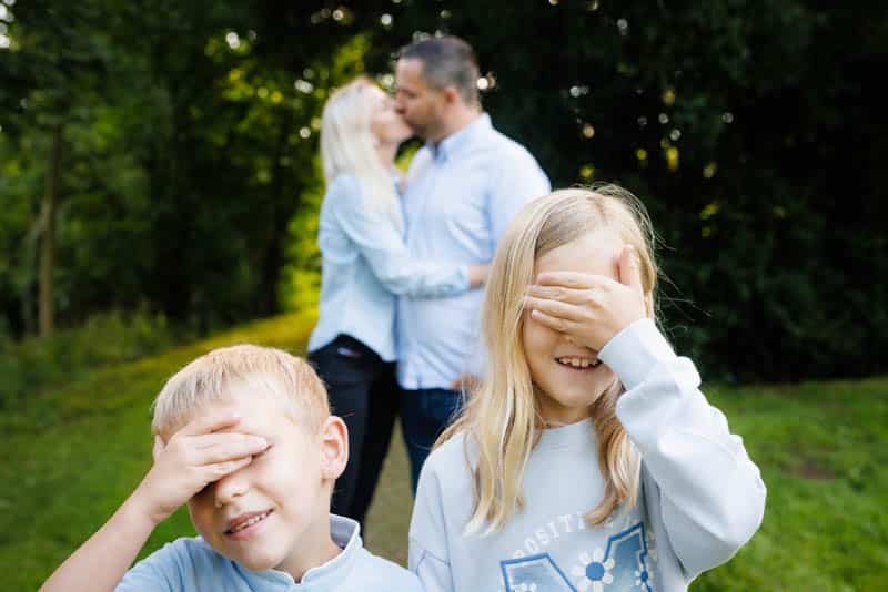 Familienshooting in der Natur: Emotionale und natürliche Familienfotos, fotografiert von Fotograf Martin Valk in Dinslaken und Duisburg.