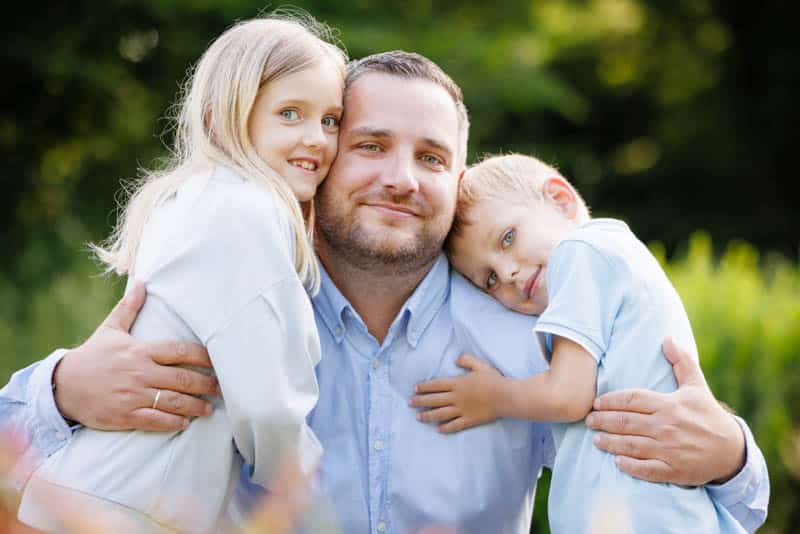Familienshooting in der Natur: Emotionale und natürliche Familienfotos, fotografiert von Fotograf Martin Valk in Dinslaken und Duisburg.