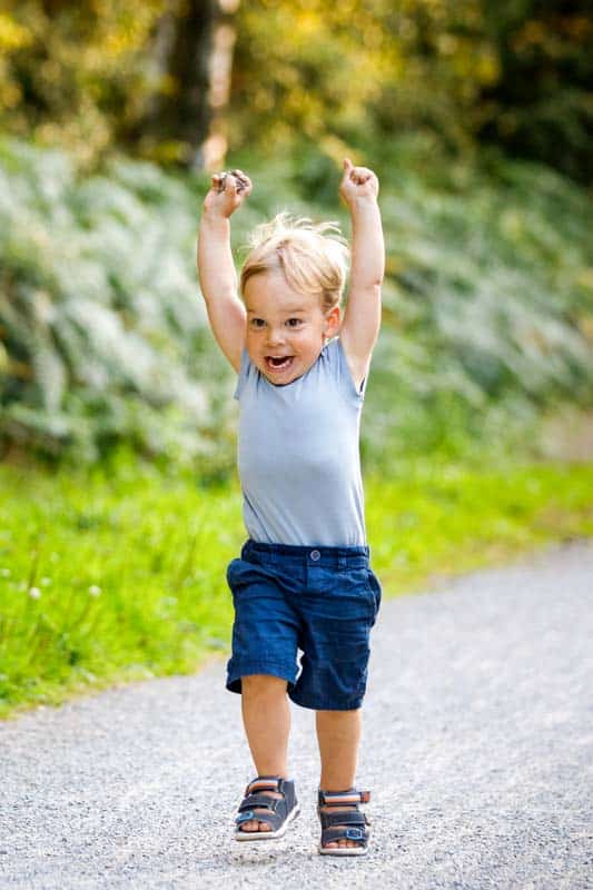 Familienshooting in der Natur: Emotionale und natürliche Familienfotos, fotografiert von Fotograf Martin Valk in Dinslaken und Duisburg.